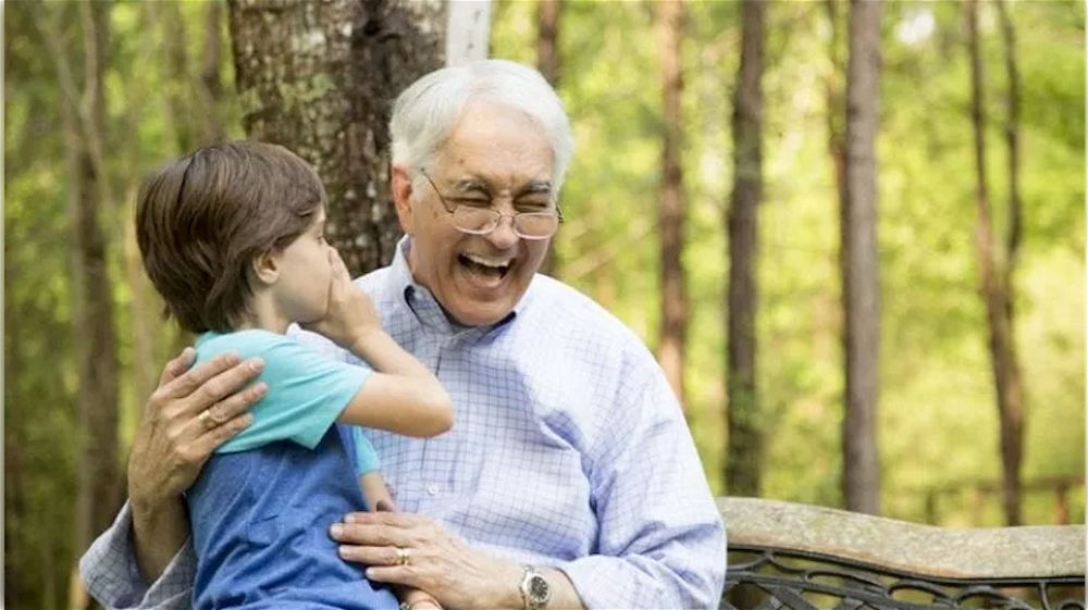 Occuparsi dei nipotini fa vivere i nonni più a lungo, mantenendo in forma corpo e mente