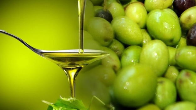 L’olio extravergine tocca quasi 14 euro al litro: l’effetto clima colpisce i prezzi dei raccolti