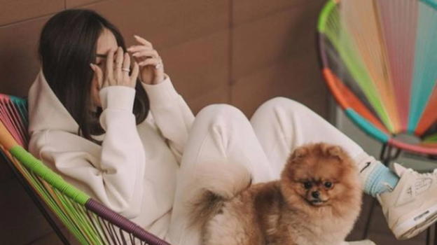 Giulia De Lellis piange la perdita del suo amato cane mentre è a Ibiza: polemiche sui social