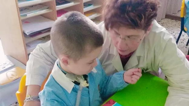L’attesa del piccolo Andrea per la prima campanella: vive con un respiratore 24 ore su 24