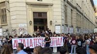 Proteste studentesche a Torino: studenti del liceo Gioberti contro i tagli all’istruzione e l’accordo militare