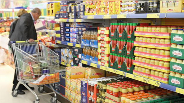 Più discount e meno vacanze: gli italiani si sentono più poveri