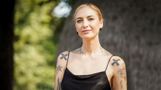 Ema Stokholma cancella i tatuaggi: “Pensateci bene prima di farli, i gusti cambiano”