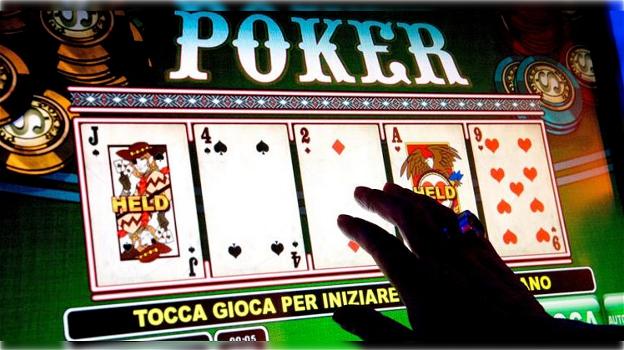 Percettrice del reddito di cittadinanza vince 155 mila euro a poker online, ora rischia la galera