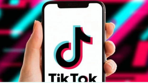 TikTok lancia un nuovo strumento per etichettare i contenuti generati da AI