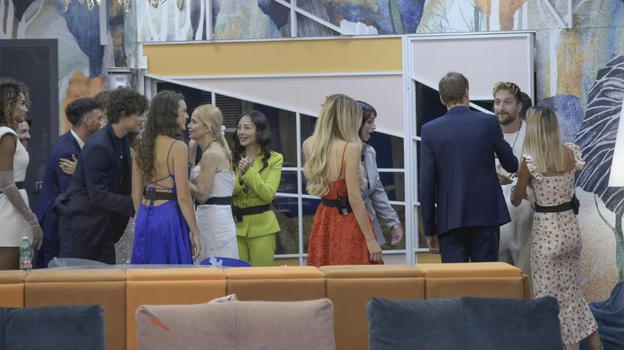 GF, orari e regole del reality: "Un segnale per andare a letto, la mattina pronti in 10 minuti"