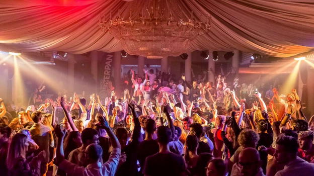 Bufera sulla pubblicità della discoteca: nel volantino una ragazza che vomita e la scritta "La notte senza freni"