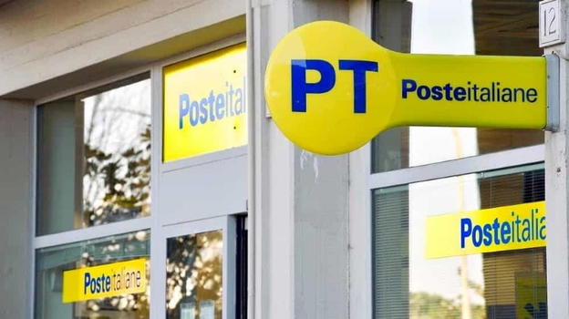 Sputi e insulti in Posta a una 17enne marocchina, il gip: "È discriminazione, nessuna archiviazione del caso"