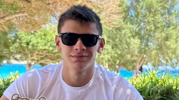 18enne liceale salva un uomo da un infarto e sparisce. La famiglia lo ritrova sui social col passaparola