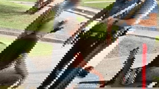 Le telecamere incastrano un 26enne nigeriano che ha preso a calci un bassotto