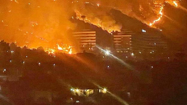 Incendio a Cefalù, donna muore per salvare i suoi cavalli. Evacuato albergo