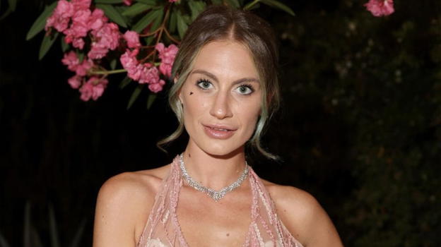 Nikita Pelizon vende corsi contro la depressione, ma non è psicologa: caos sui social