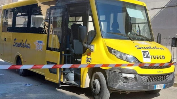 Dimenticato sullo scuolabus, per il bambino ora il pulmino è diventato un mostro