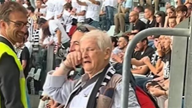 Tifoso di 80 anni entra per la prima volta nello stadio della Juve e si commuove