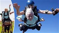 USA: a 104 anni diventa la persona più vecchia a fare il lancio col paracadute