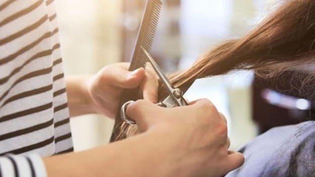 Firenze, la rabbia dei ​parrucchieri: "Dieci ore al giorno per 1.200 euro e non vengono, i giovani non vogliono lavorare"