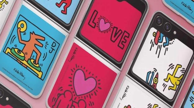 Galaxy Z Flip 5: arte psichedelica con le card Keith Haring X Samsung