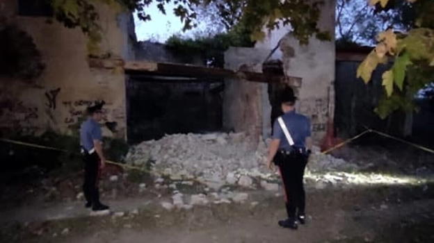 Pisa, crolla il tetto di un casolare abbandonato: muore 17enne