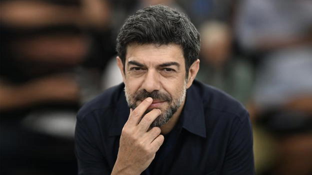 Pierfrancesco Favino si racconta e parla della sua esperienza omosessuale