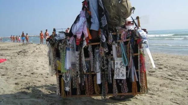 Lecce, a 9 anni lavora come ambulante in spiaggia