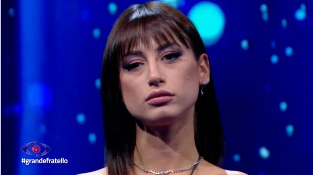 Grande Fratello: Letizia lascia il fidanzato, l’imprevedibile reazione di Paolo
