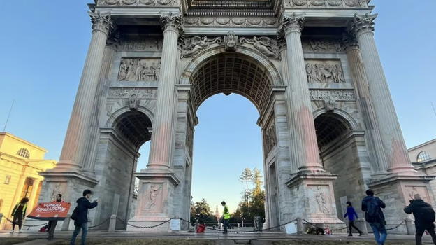 Milano, Arco della Pace deturpato da Ultima Generazione: restauro necessario