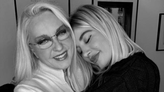 Clizia Incorvaia e la suocera Eleonora Giorgi unite in un abbraccio