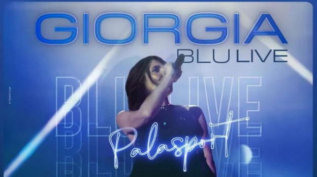 Giorgia torna a Bari: “Qui sono a casa”, e i fan le regalano fiori e cibo