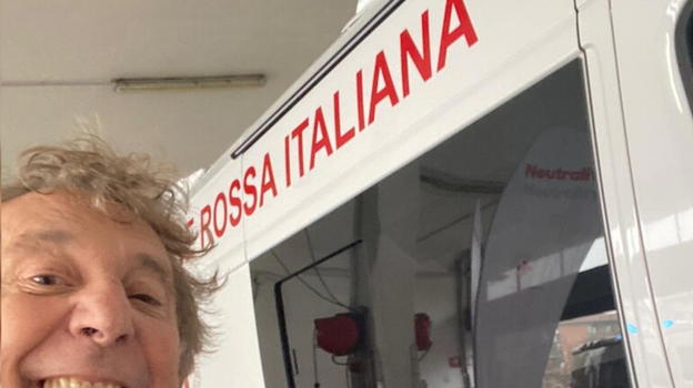 Enzo Iacchetti dona alla Croce Rossa italiana di Bergamo un’ambulanza