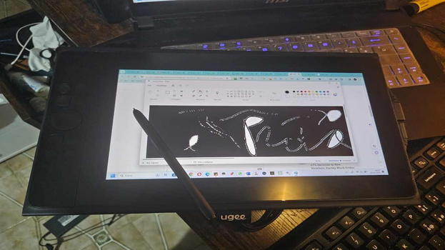 Il monitor da disegno UE12 Plus di Ugee: brillantezza e precisione