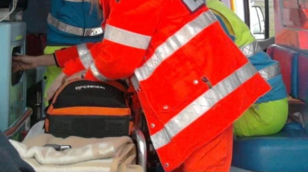 Arezzo, ha un arresto cardiaco mentre guida: tre giovani gli salvano la vita e vanno via