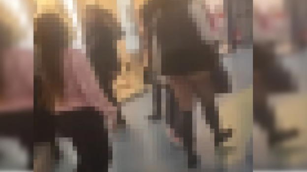 Bari, ragazza non si accorge di avere la minigonna alzata: una signora la riprende e condivide il video