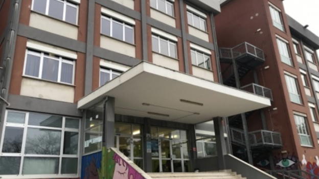 Quattro studenti entravano con pass e truccavano il registro elettronico: condannati 7 anni dopo