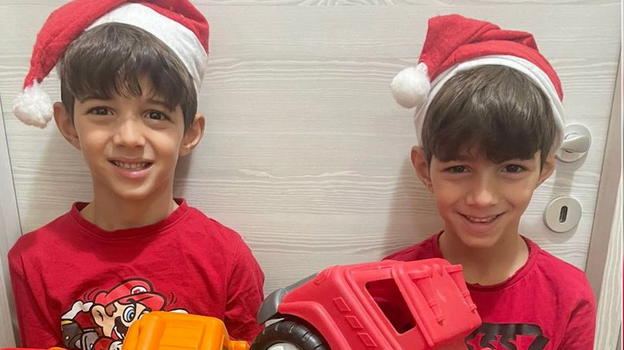 Torino, donano i loro giochi ai bambini meno fortunati e diventano elfi di Natale