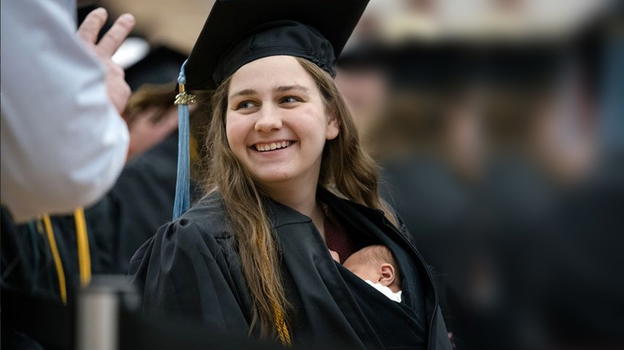 USA: neomamma si laurea portando la figlia di 10 giorni dentro la toga