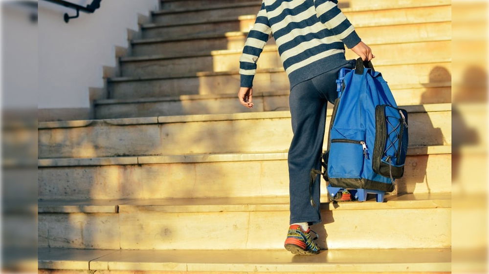 No agli zaini troppo pesanti e sì agli armadietti in classe da comprare con una raccolta fondi