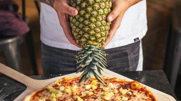 Storico locale di Napoli serve per la prima volta la pizza all’ananas: polemiche e indignazione