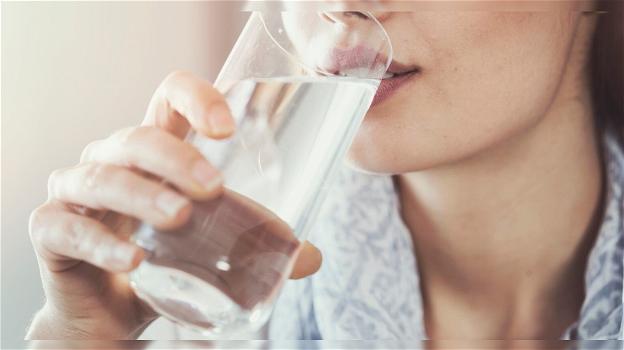 La quantità di acqua che si deve bere al giorno per smaltire il grasso in eccesso