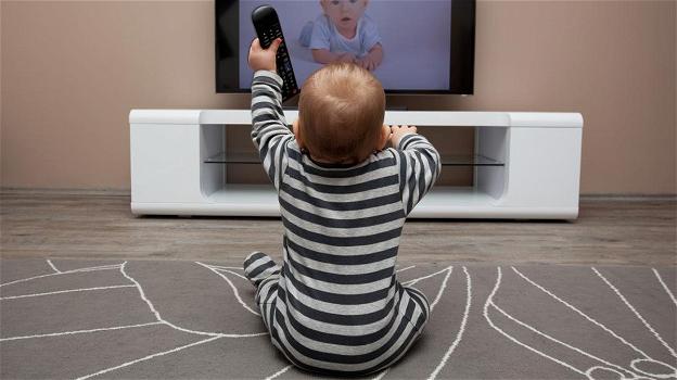 Troppo tempo davanti allo schermo sotto i due anni di età provoca una "elaborazione sensoriale atipica"
