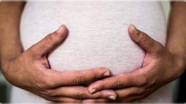 Incinta durante la transizione: Marco, al quinto mese, affronta rischi per la propria salute e quella del bambino