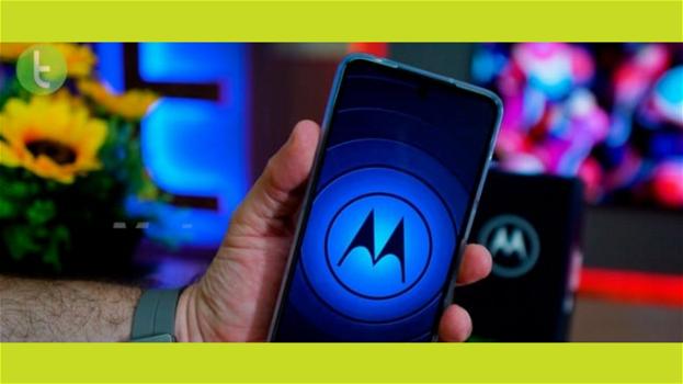 Motorola brevetta uno smartphone pieghevole quadrato con schermo estensibile