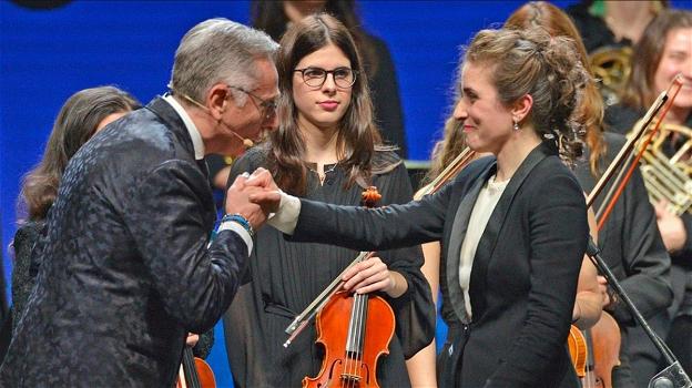 Bonolis chiama "signora" la direttrice d’orchestra e viene accusato di sessismo