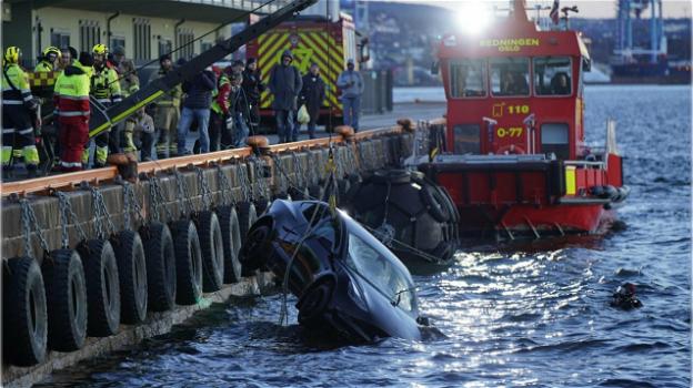 Tesla cade in un fiordo a Oslo; passeggeri salvati e riscaldati da una sauna galleggiante