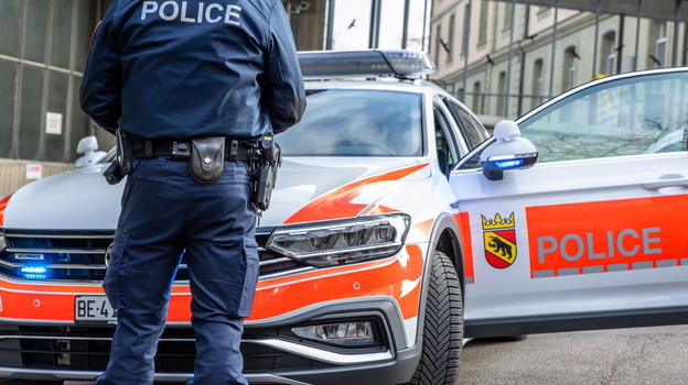 Gli ritirano la patente perché ubriaco nel salotto di casa: “Lo prevede la legge”