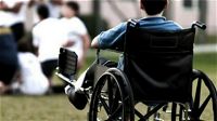 Costringono il figlio di 7 anni a usare una sedia a rotelle per avere l’assegno di invalidità. La frode viene scoperta