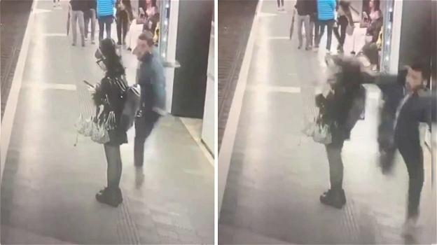 Fermato dai passeggeri dopo aver schiaffeggiato casualmente delle donne alla fermata della metropolitana