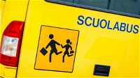 Firenze, bimbo di 3 anni resta chiuso nello scuolabus per ore: Si salva suonando il clacson