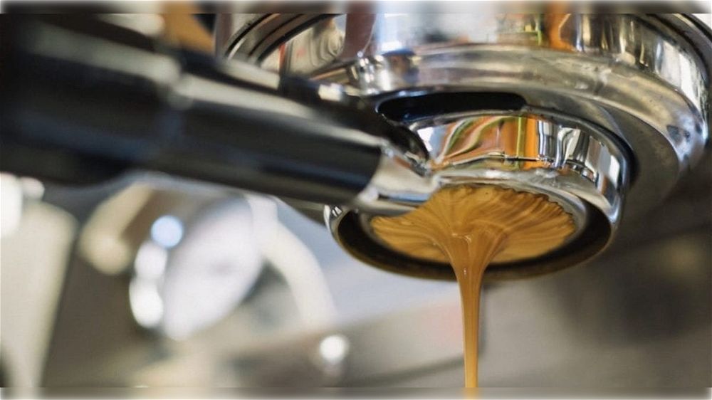 Se porti la tazza, il caffè lo paghi 50 centesimi: l’iniziativa anti-spreco