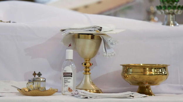 Vibo Valentia, sacerdote trova candeggina nelle ampolle del vino e dell’acqua