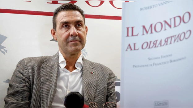 Il generale Vannacci indagato per "Il mondo al contrario"